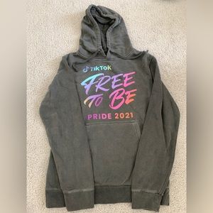 Free to Be Pride - Sweatshirt and Shorts Size XS